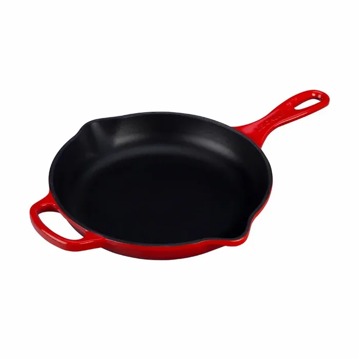 Le Creuset 9″ (1 3/8 Qt.) Signature Cast Iron Handle Skillet – Cerise