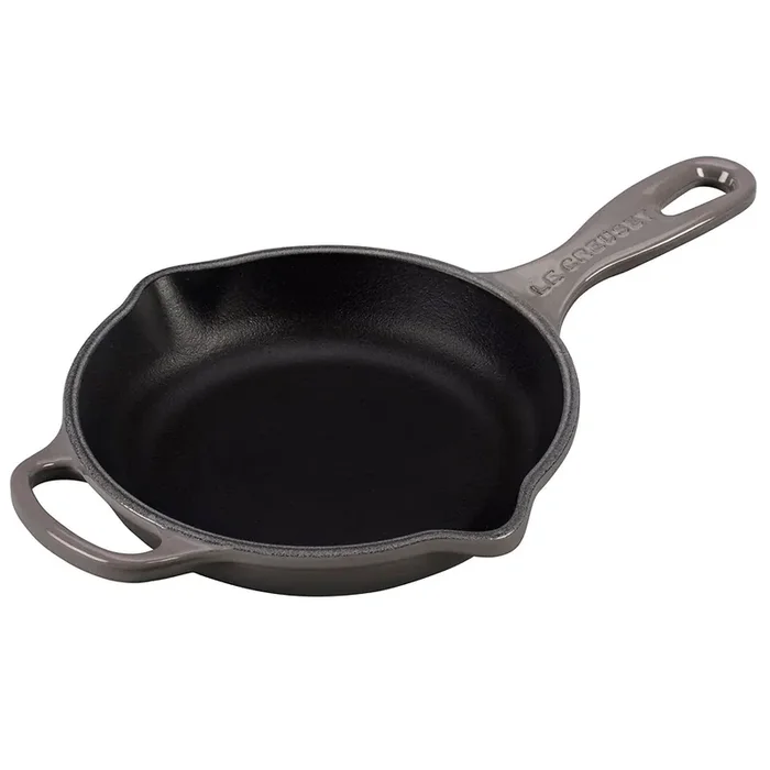 Le Creuset Signature 9‘‘ Iron Handle Skillet – Oyster